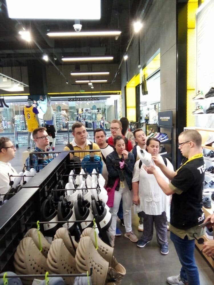 Jóvenes de Down Granada visitando a Carlos López-Cuervo en su trabajo