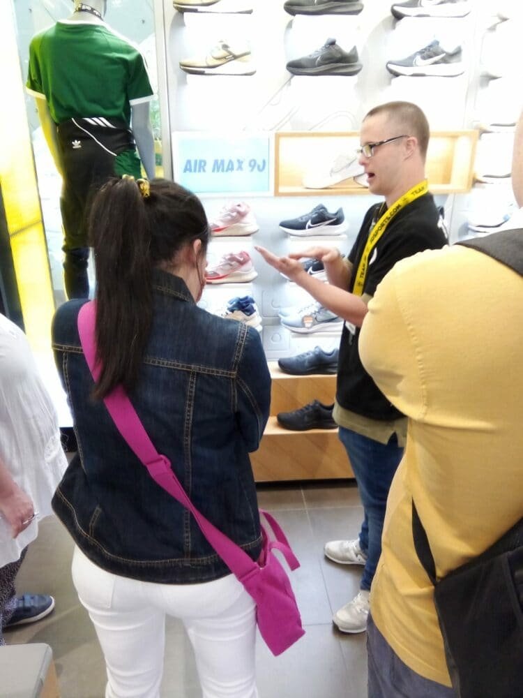 Jóvenes de Down Granada en la tienda JD del centro comercial Nevada