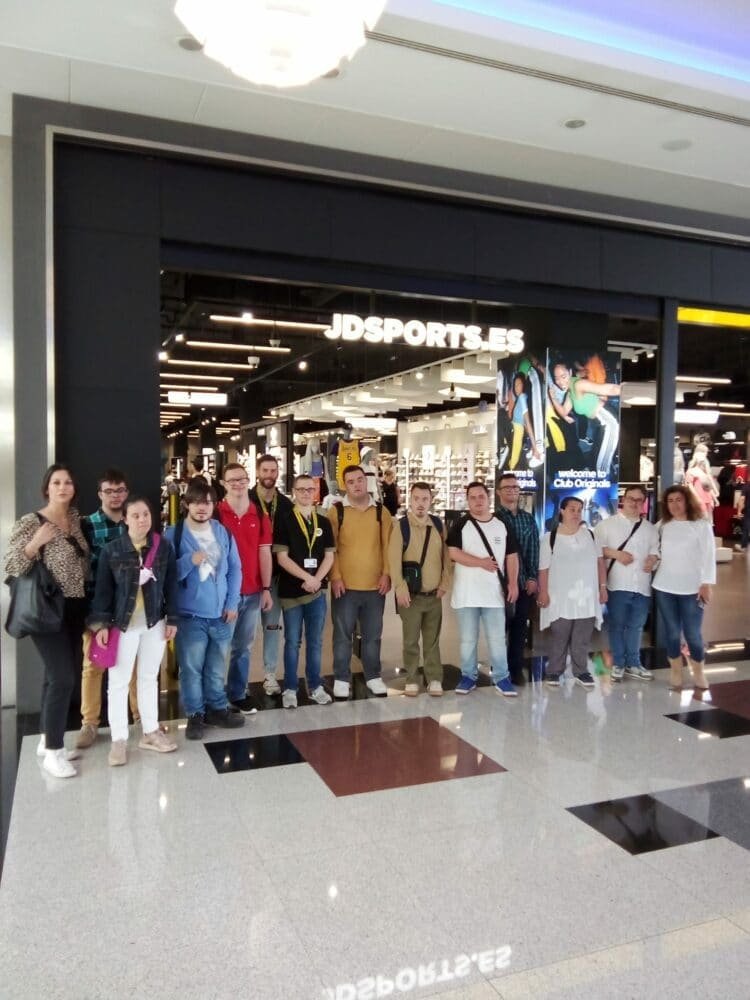 Grupo de jóvenes de Down Granada durante la visita a los puestos de trabajo