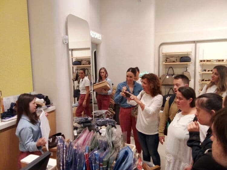 María Molinero explicando sus tareas a los jóvenes de Down Granada