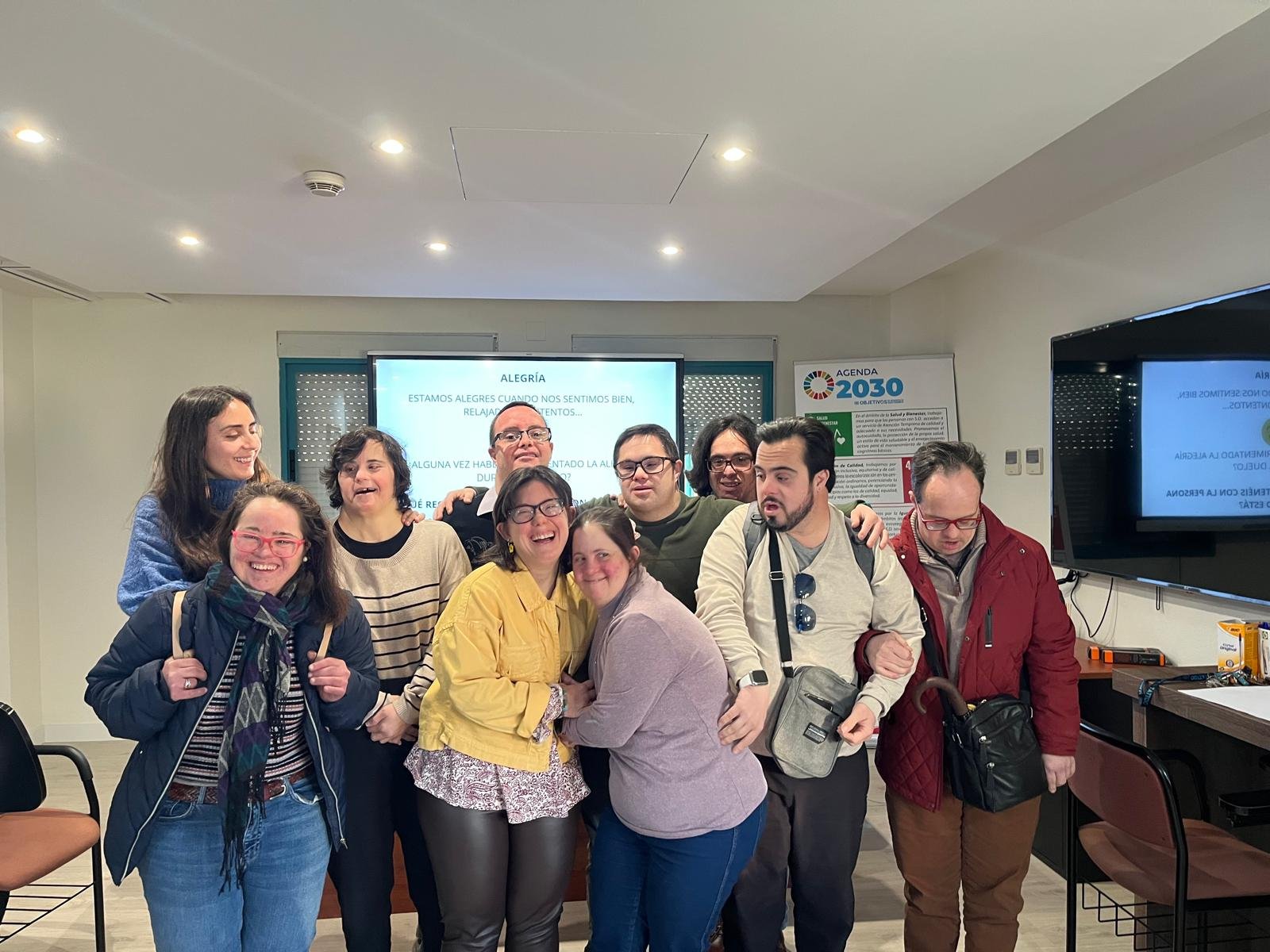 Participantes del proyecto compartiendo un momento de alegría y bienestar emocional.